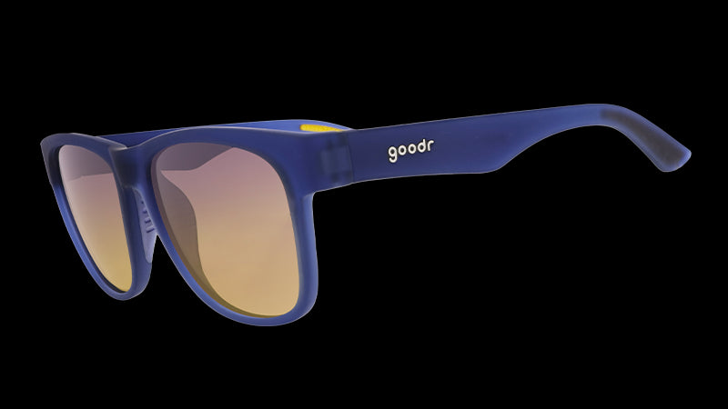 Three-quarter angle view of wide-fit navy blue sunglasses with square-shaped grey yellow gradient lenses.